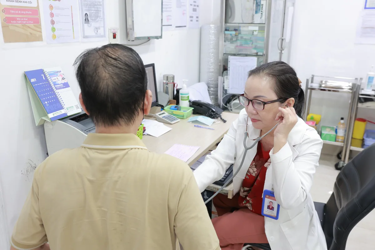 Bác sĩ khám tai mũi họng cho người bệnh tại Trung tâm Y khoa Kỳ Hòa