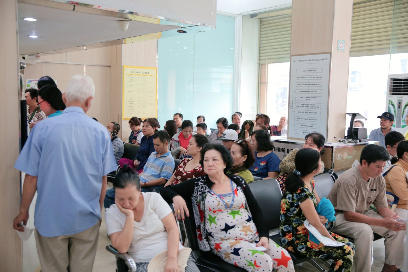 Người bệnh ngồi chờ tại khu tiếp nhận khám bệnh của Trung tâm Y khoa Kỳ Hòa